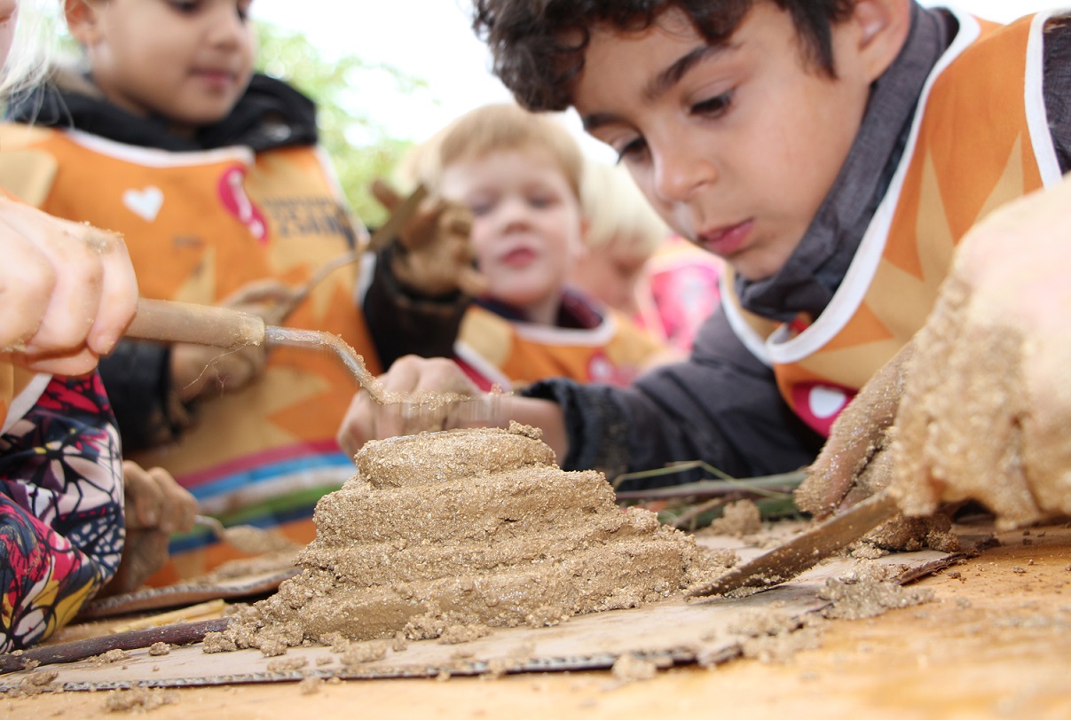 Bouwen met zand bij 2Kameleons werkenbij Kinderopvang 2Samen