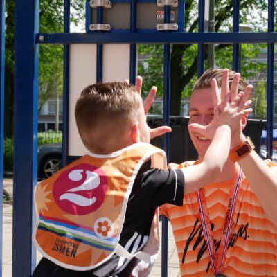 High five bij 2Burchten werkenbij Kinderopvang 2Samen