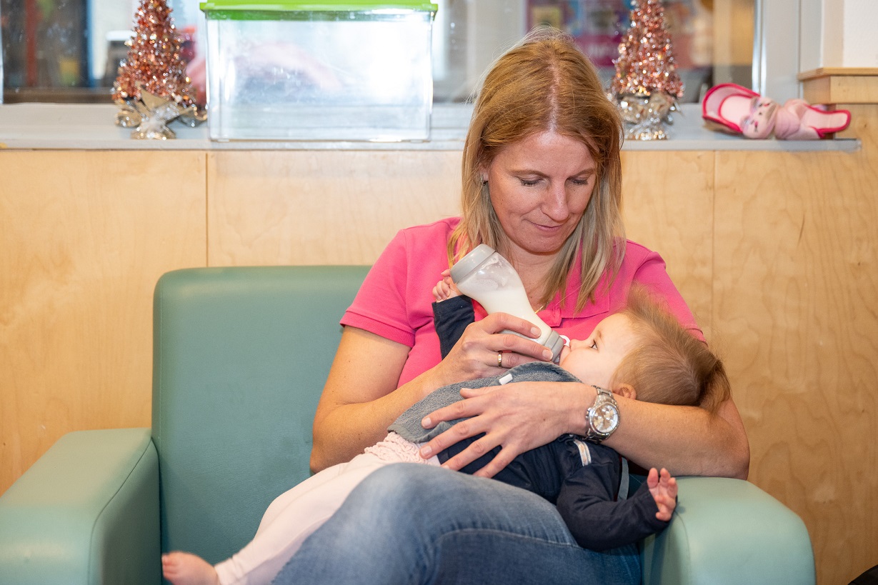 Wendy geeft de fles bij 2Ballonnen werkenbij Kinderopvang 2Samen Den Haag Monster Naaldwijk