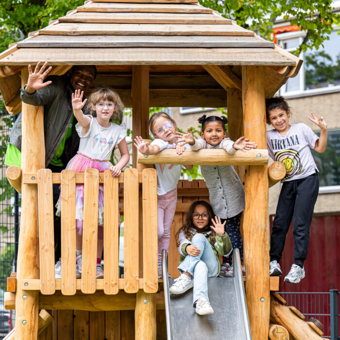 Spelen in het speelhuisje bij bso wondersteboven bij kinderopvang 2samen in bezuidenhout den haag