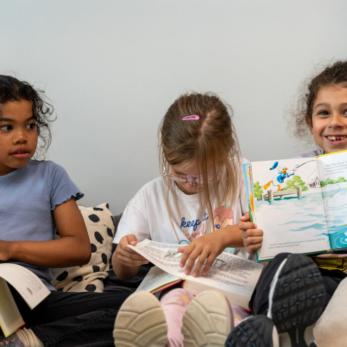 Boekje lezen bij bso wondersteboven bij kinderopvang 2samen in bezuidenhout den haag