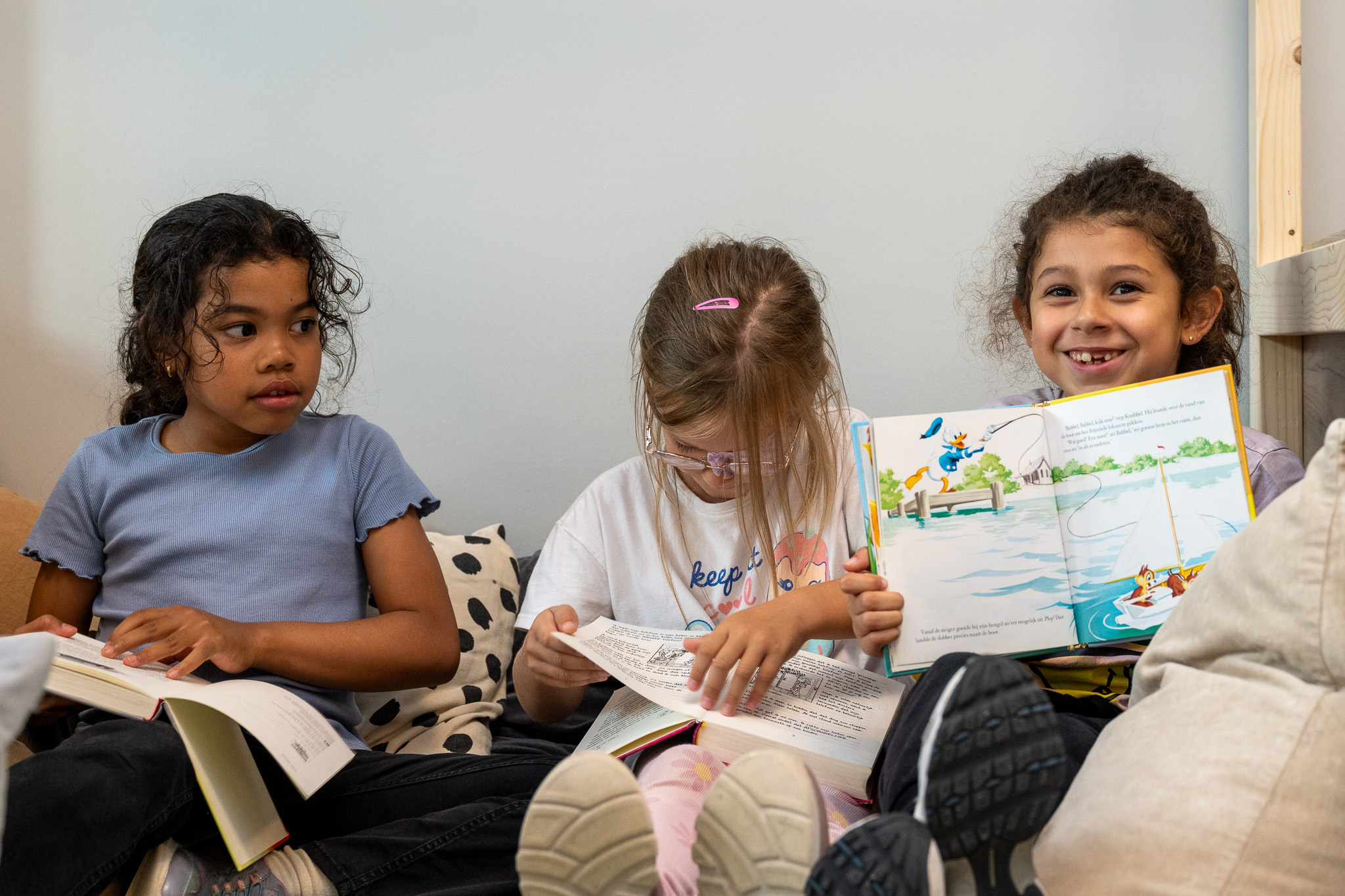 Boekje lezen bij bso wondersteboven bij kinderopvang 2samen in bezuidenhout den haag